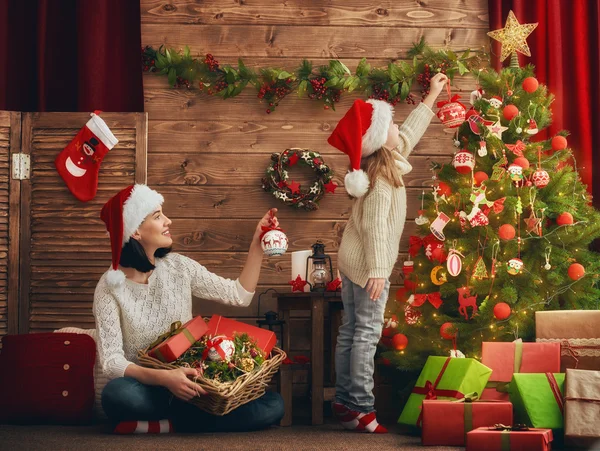 Mamá e hija decoran el árbol de Navidad. — Foto de Stock