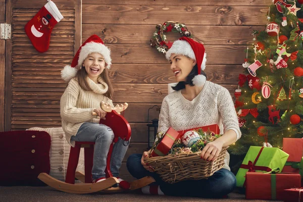 Mamma och dotter dekorera julgranen. — Stockfoto