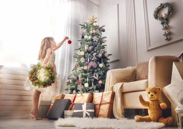 Ragazza sta decorando l'albero di Natale — Foto Stock