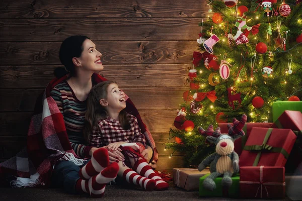 엄마와 아이가 근처에 크리스마스 트리 — 스톡 사진