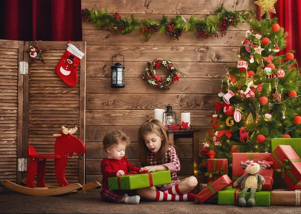 Meninas com presente — Fotografia de Stock