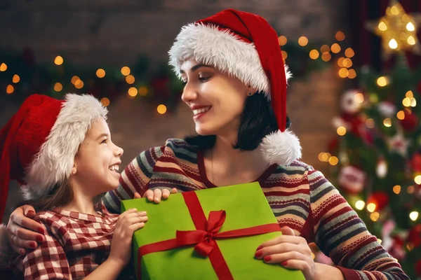 Mutter und Tochter tauschen Geschenke aus — Stockfoto