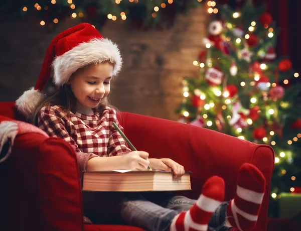Meisje schrijft de brief aan de Kerstman — Stockfoto