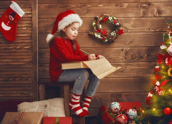 Flickan skriver brevet till Santa — Stockfoto