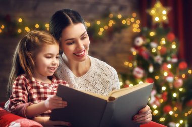 Annesi bir kitap okuma