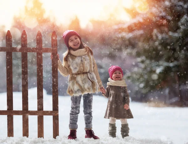 Dívky hrají na zimní procházce — Stock fotografie