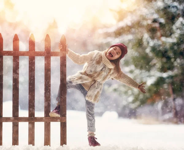 Menina jogando em uma caminhada de inverno — Fotografia de Stock