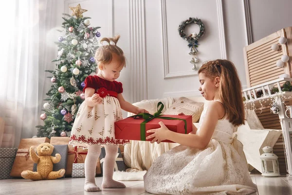 Meninas com presente — Fotografia de Stock