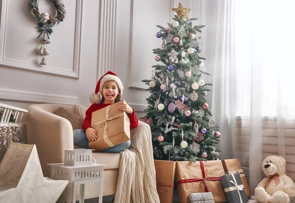 Girls with present — Stock Photo, Image