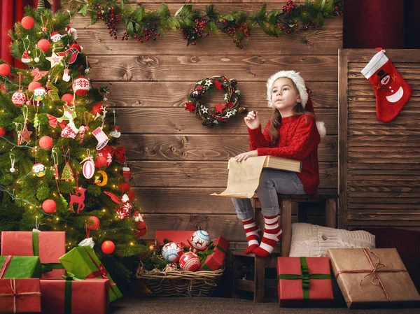 Chica escribe la carta a Santa — Foto de Stock