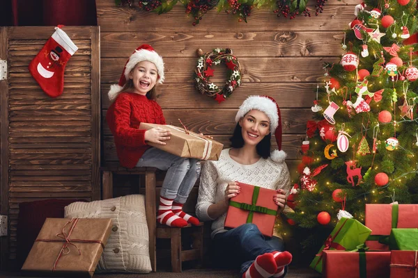 Madre e hija intercambian regalos — Foto de Stock