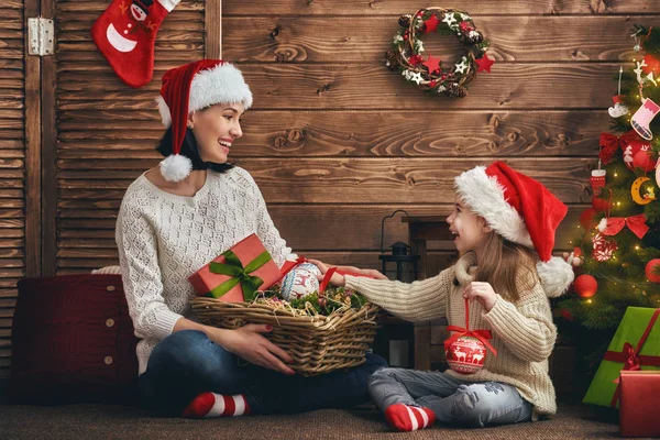 Mom and daughter decorate the Christmas tree. — Stock Photo, Image
