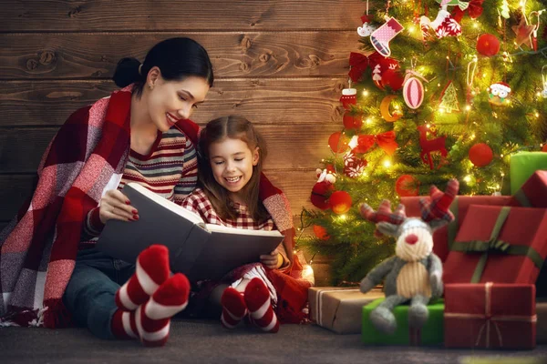 Mother reading a book — Stock Photo, Image