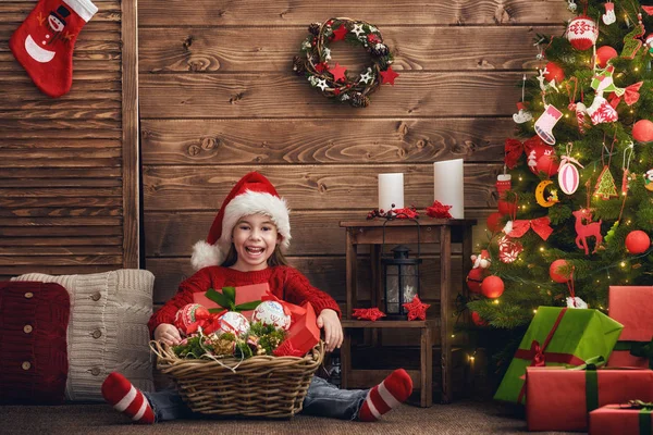 Menina está decorando a árvore de Natal — Fotografia de Stock