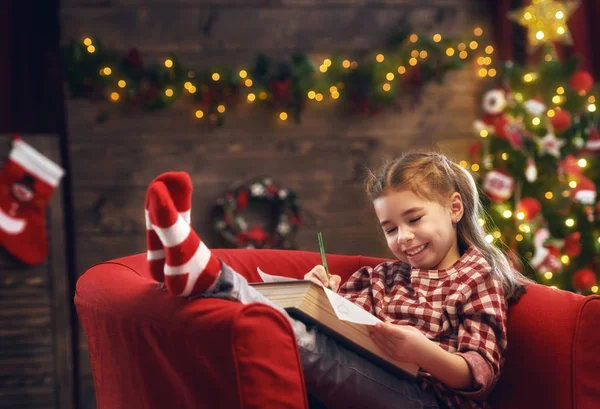 Ragazza scrive la lettera a Santa — Foto Stock