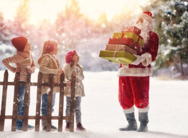 Noel Baba hediye sunar