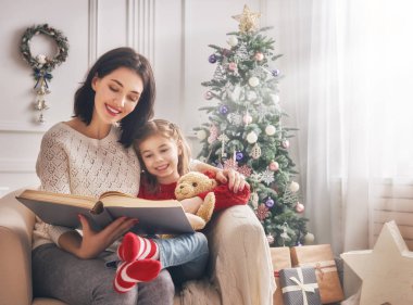 Anne kızına bir kitap okuma