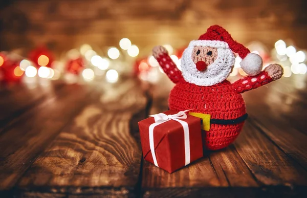 Caixa de presente vermelho, Papai Noel e guirlanda de Natal — Fotografia de Stock