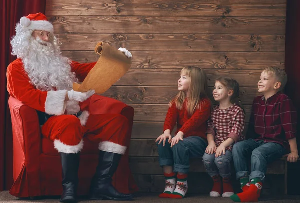 Crianças e Papai Noel — Fotografia de Stock