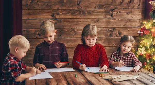 Barnen skriva brev till jultomten — Stockfoto