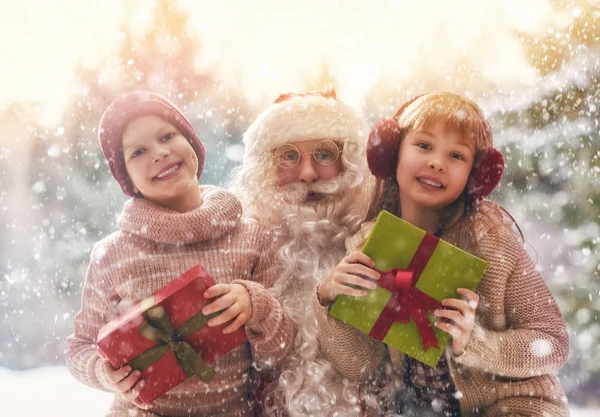 Weihnachtsmann überreicht Geschenke — Stockfoto