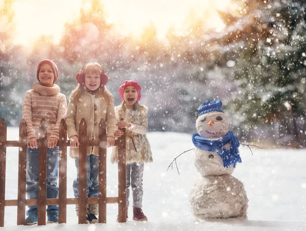Flickor och pojke spelar på en vinterpromenad — Stockfoto