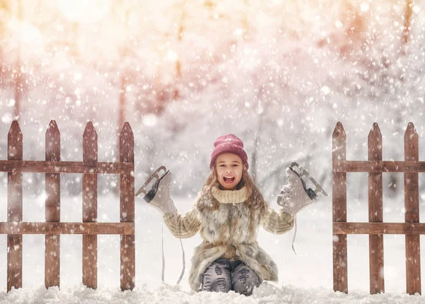 Flickan är pågående skate — Stockfoto