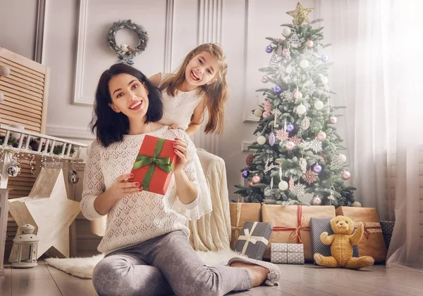 Madre e hija intercambian regalos — Foto de Stock