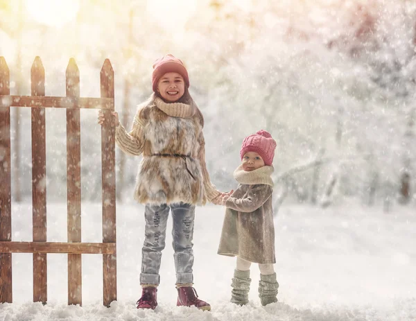 Dívky hrají na zimní procházce — Stock fotografie