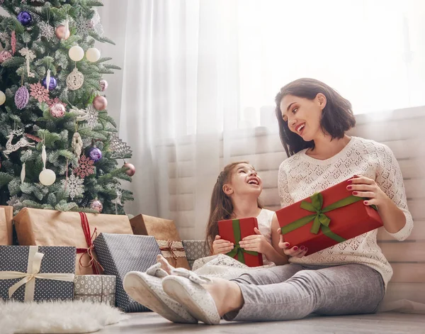 Madre e hija intercambian regalos —  Fotos de Stock