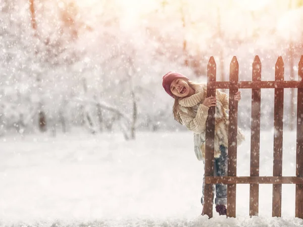 Flicka som leker på en vinterpromenad — Stockfoto