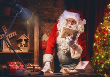 Noel Baba hediye hazırlanıyor