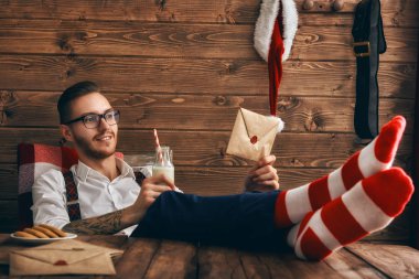 Hipster genç Noel Baba