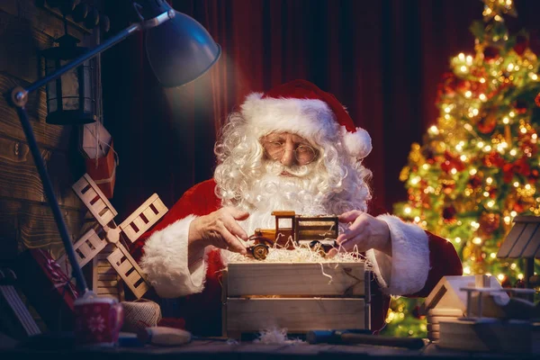 Śnięty Mikołaj jest przygotowanie darów — Zdjęcie stockowe