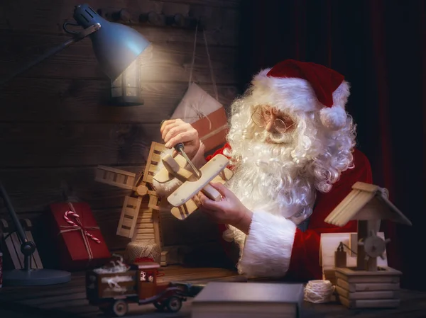 Weihnachtsmann bereitet Geschenke vor — Stockfoto