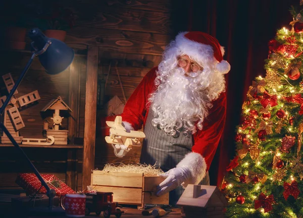 サンタ クロースがプレゼントを用意します。 — ストック写真
