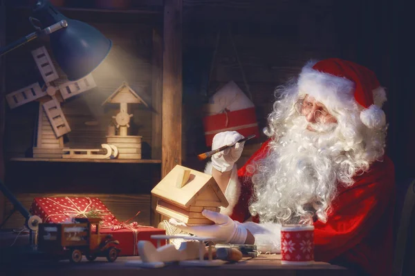 Weihnachtsmann bereitet Geschenke vor — Stockfoto