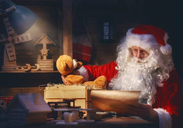 Санта Клаус готовит подарки — стоковое фото