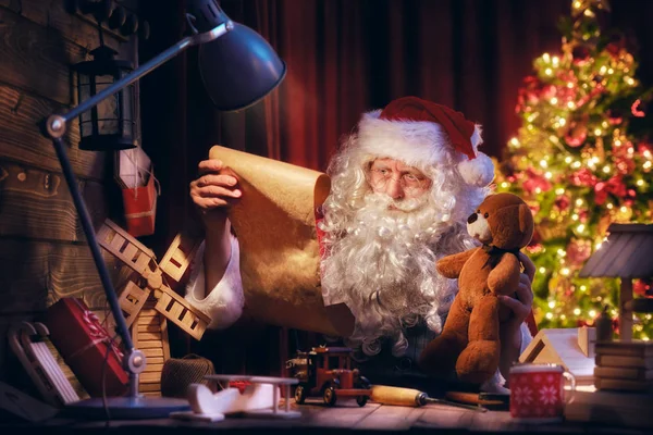 Santa Claus está preparando regalos — Foto de Stock