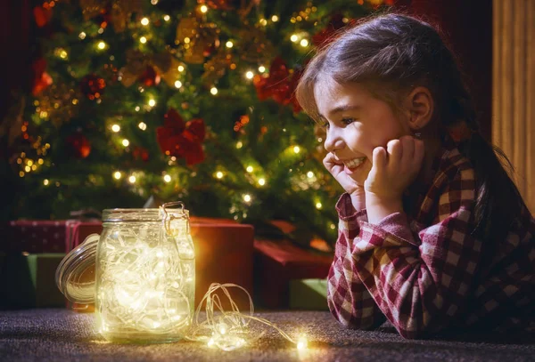 Mädchen schmückt den Weihnachtsbaum — Stockfoto