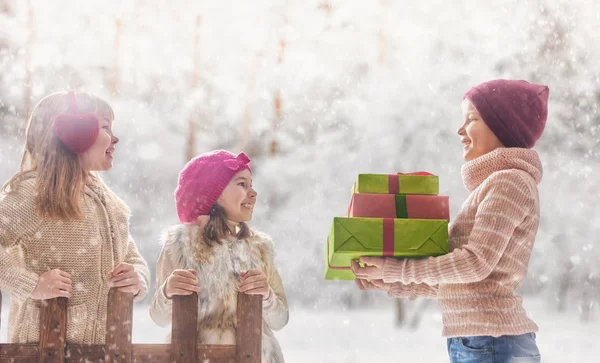 Bambini felici all'aperto — Foto Stock