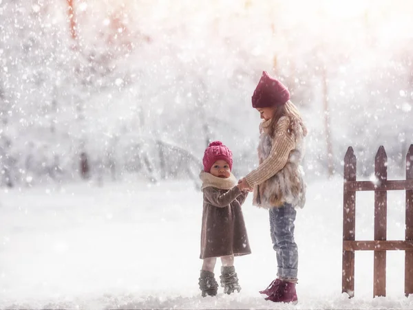 Kış yürüyüşe oynamak girls — Stok fotoğraf