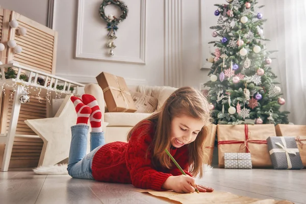 Дівчина пише лист до Санта-Клауса — стокове фото