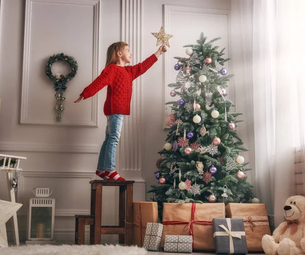 Κορίτσι διακοσμώντας το χριστουγεννιάτικο δέντρο — Φωτογραφία Αρχείου