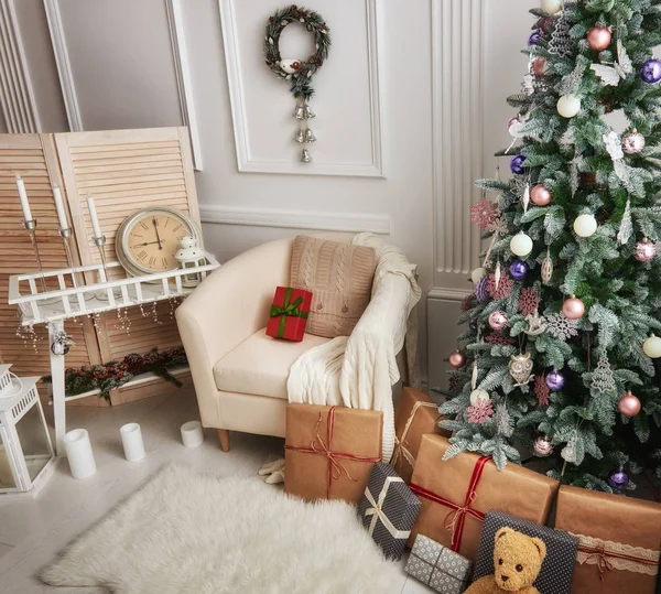 Habitación decorada para Navidad — Foto de Stock
