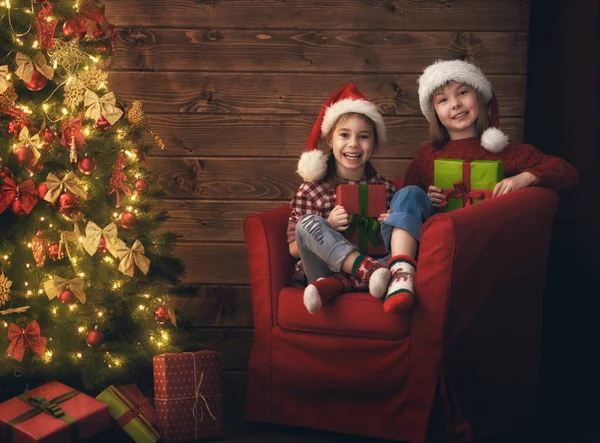 Niños niñas con presente — Foto de Stock