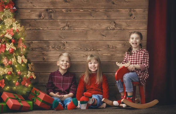 Crianças em fundo de madeira — Fotografia de Stock