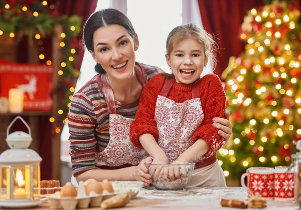 Μαγείρεμα cookies Χριστούγεννα — Φωτογραφία Αρχείου