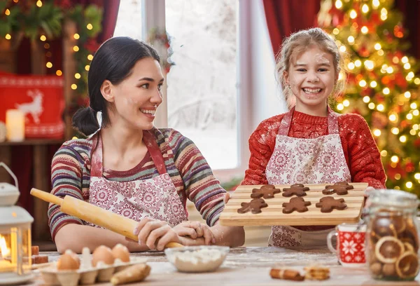 Готовить рождественское печенье — стоковое фото
