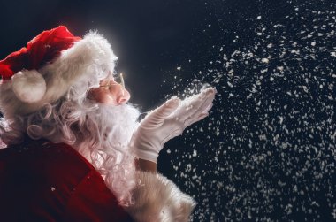 Noel Baba darbeler kar.